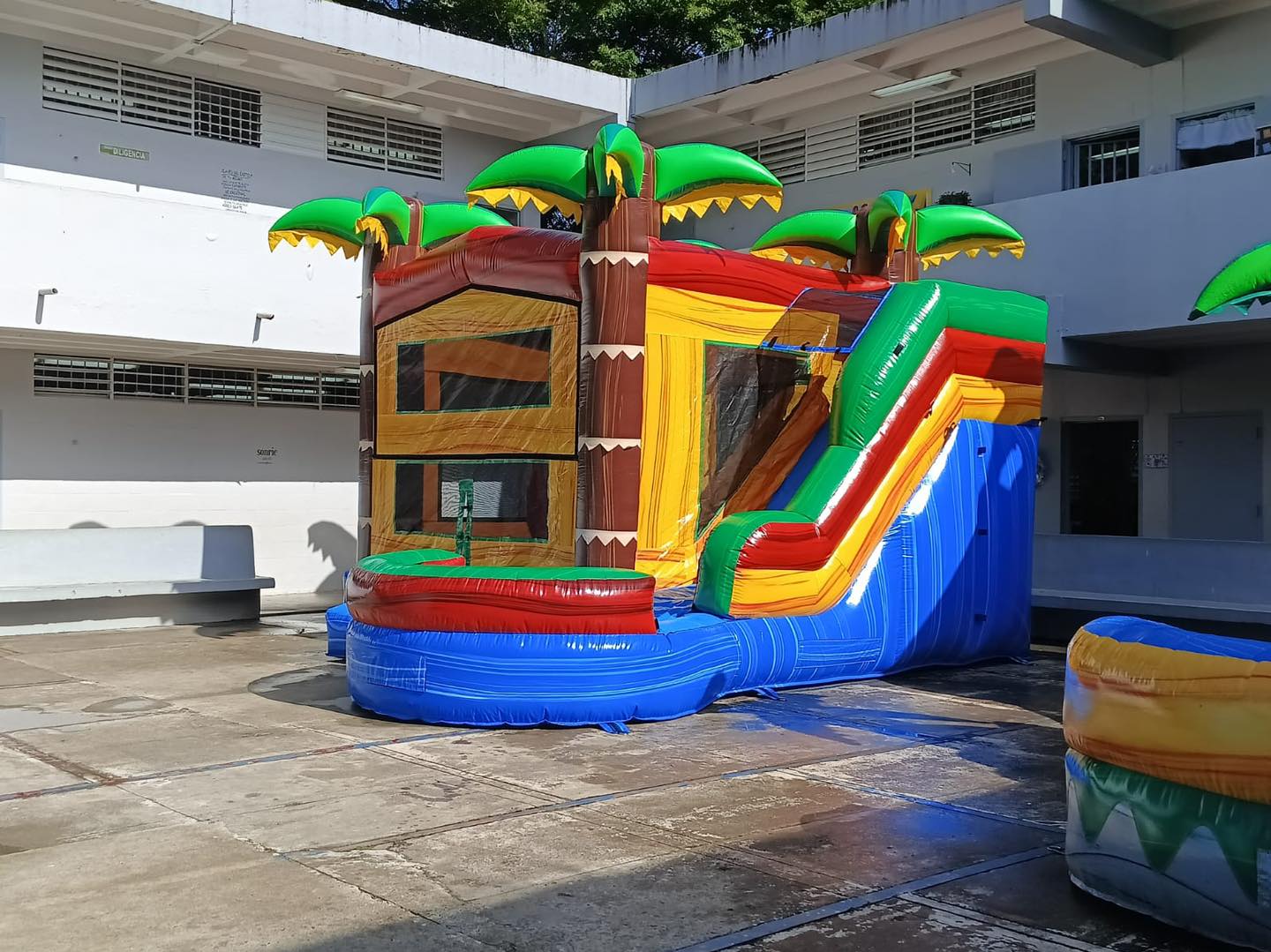 Castillo acuático con chorrera
