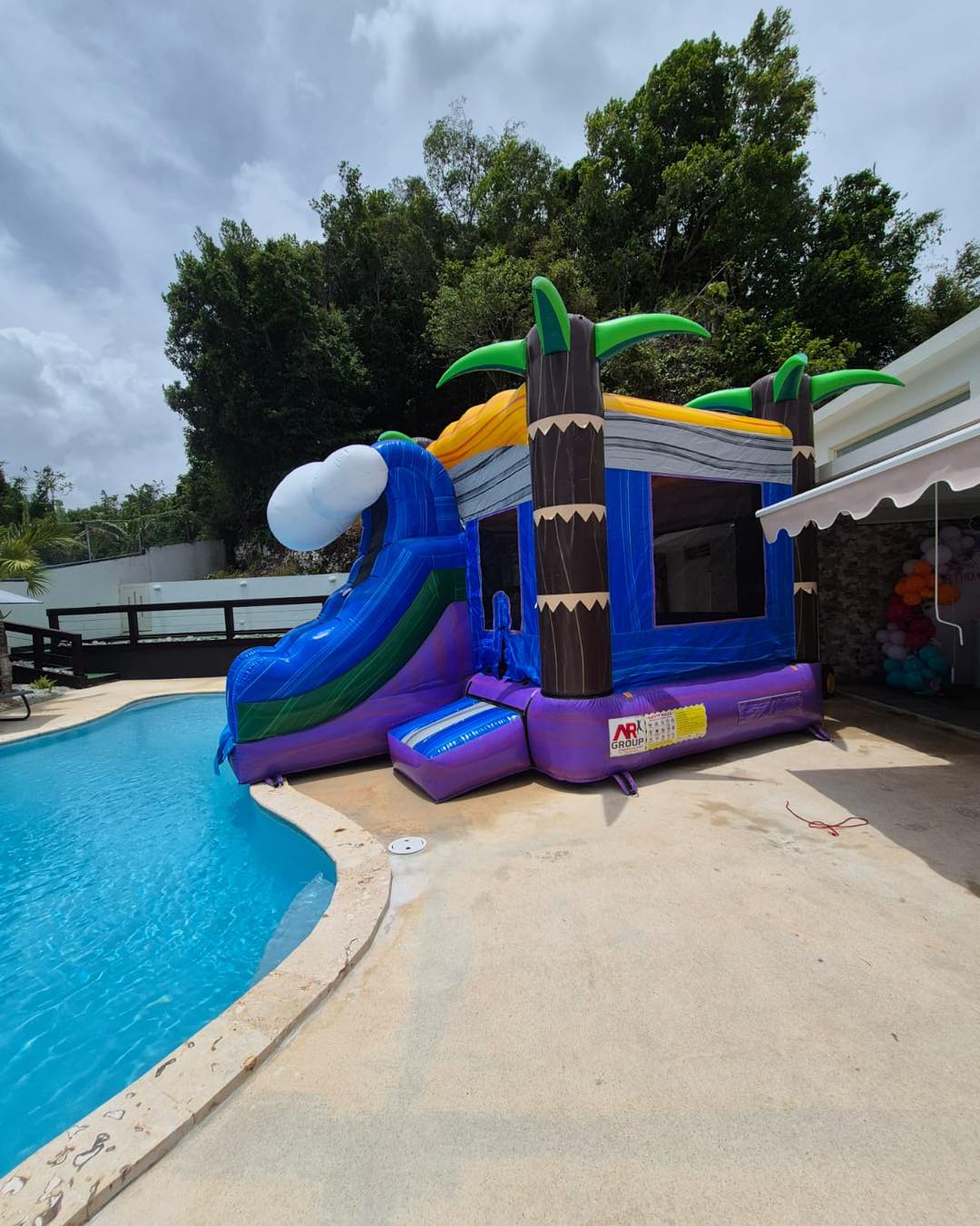 Castillo con caída para piscina